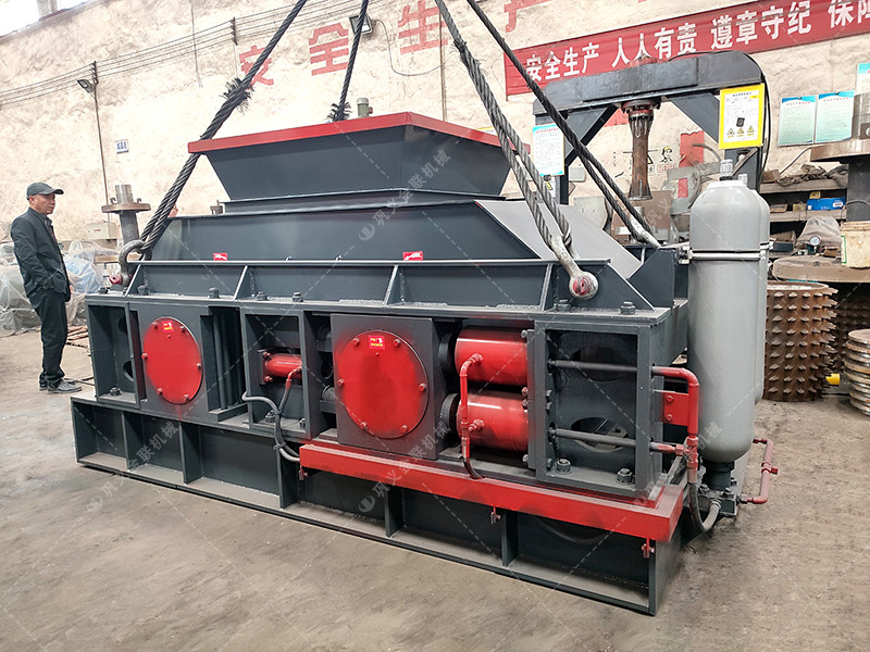 兩臺大型液壓對輥破碎機征戰(zhàn)沙場