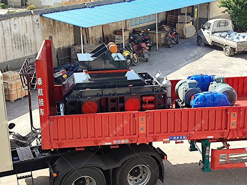 1000x700中型液壓對輥破碎機(jī)設(shè)備發(fā)貨